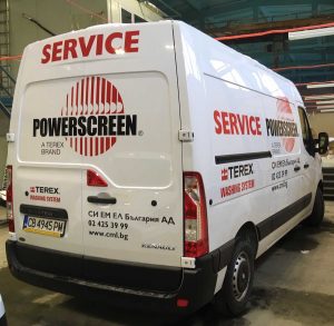 Брандиран сервизен бус с логото Powerscreen, изглед отзад