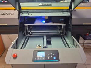 m5 – UV плоскопечатен принтер Mimaki – печат върху широка гама материали