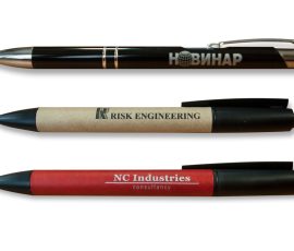 Брандиране на сувенири Три рекламни химикалки с надписи Новинар, Risk Engineering и NC Industries