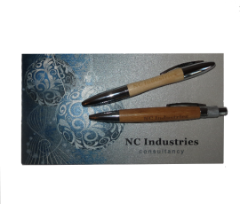 Сувенири Комплект рекламни химикалки NC Industries върху фирмена подложка